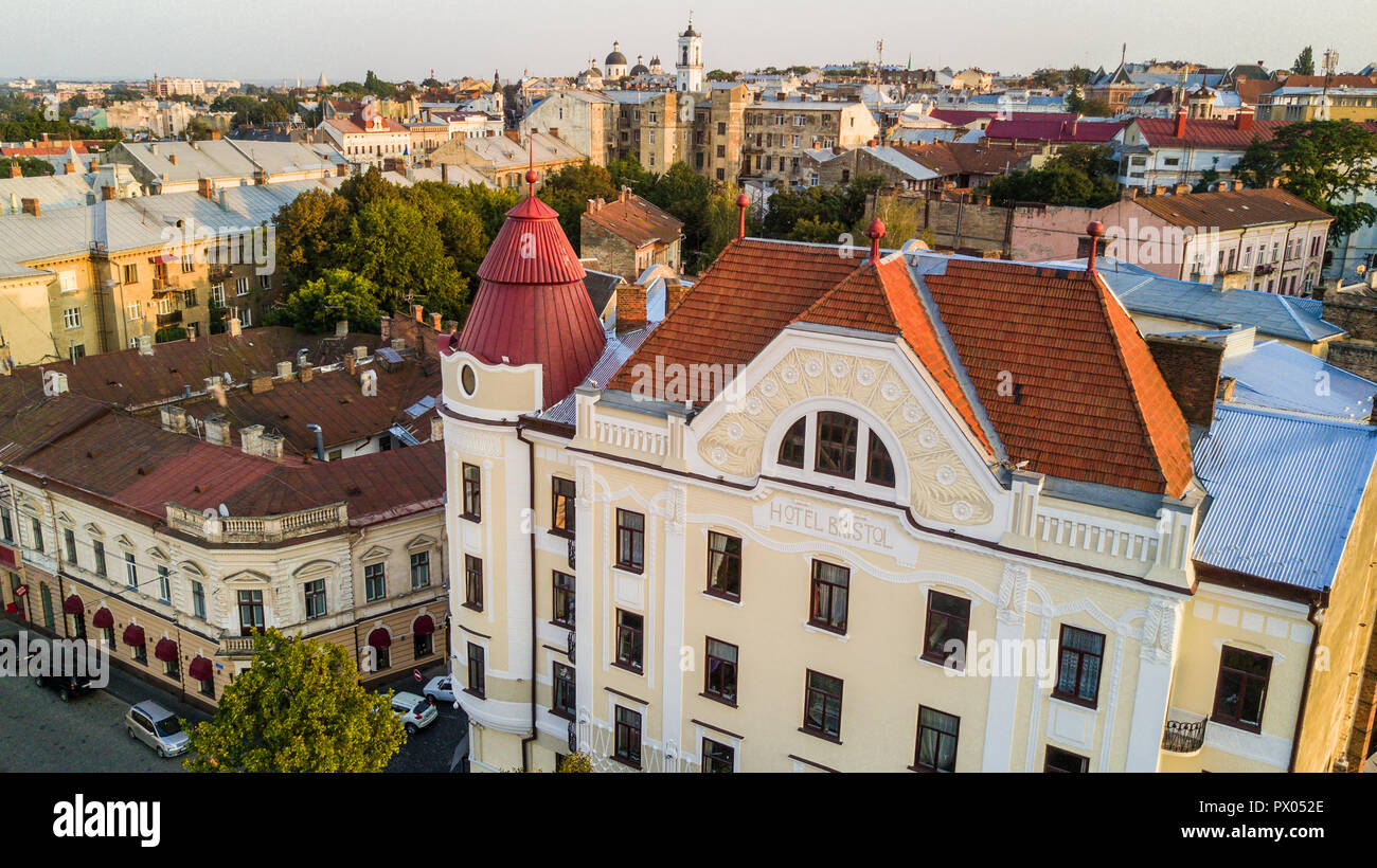 Chernivtsi vista da sopra. Ex Bristol hotel occupa un edificio alto vista alla luce del tramonto. Foto Stock