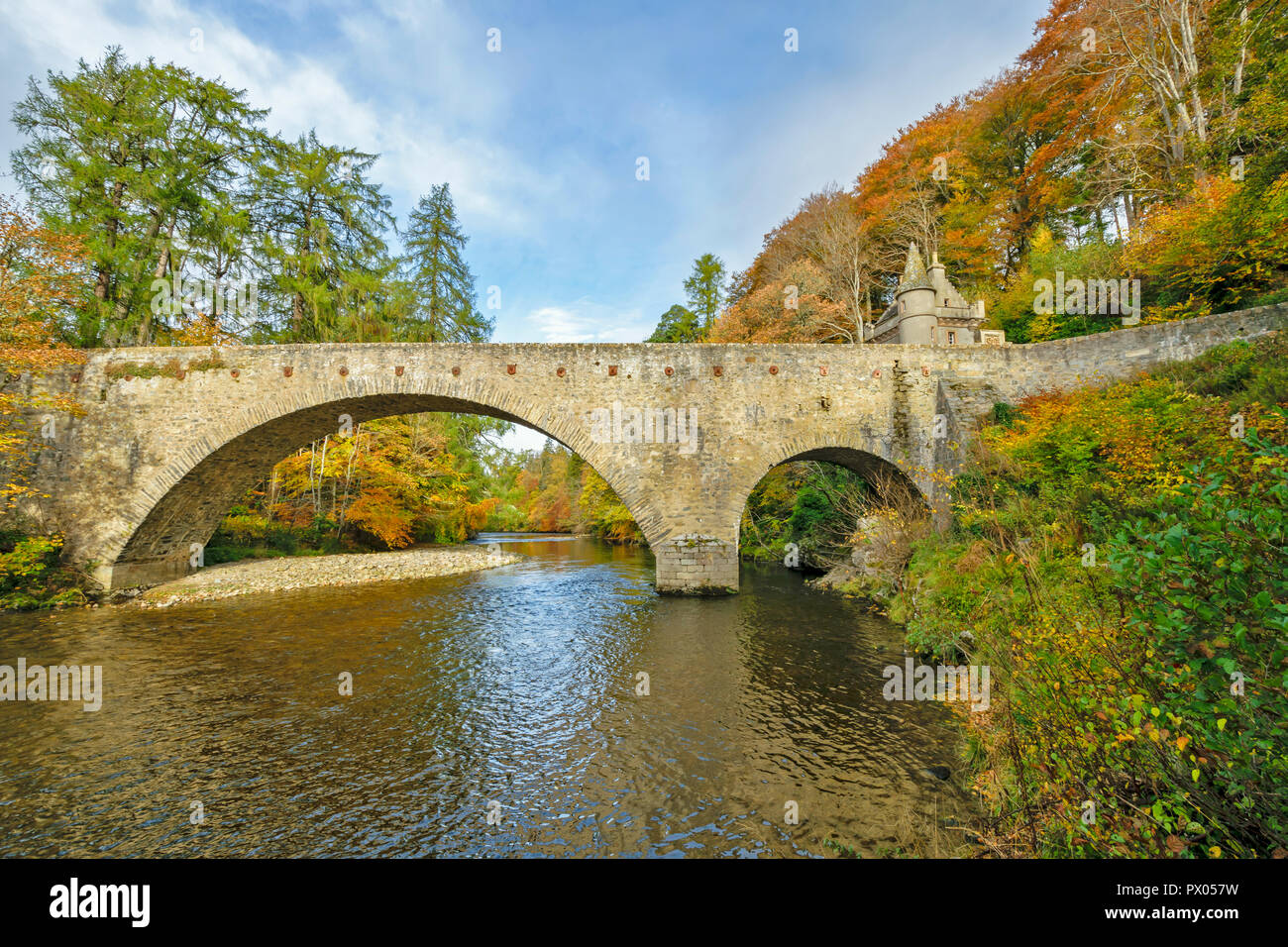 Ponte Vecchio di AVON BALLINDALLOCH CASTLE GRAMPIAN SCOZIA IL PONTE E GATEHOUSE E COLORI DELL'AUTUNNO nel fiume Avon Foto Stock