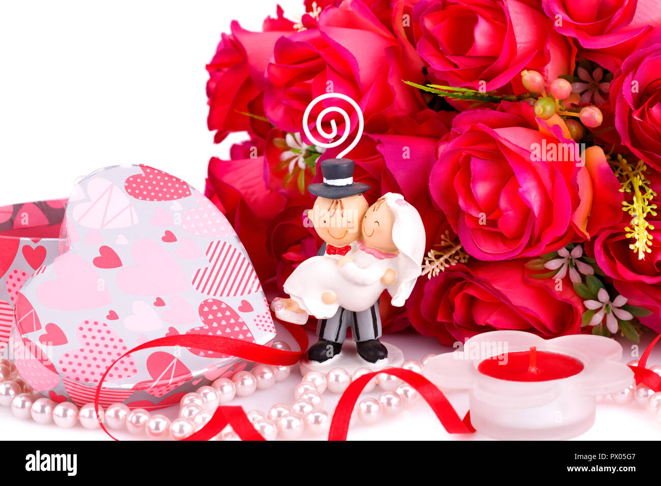 Rose rosse, sposa e il suo fidanzato, candela e confezione regalo chiudere l'immagine. Foto Stock