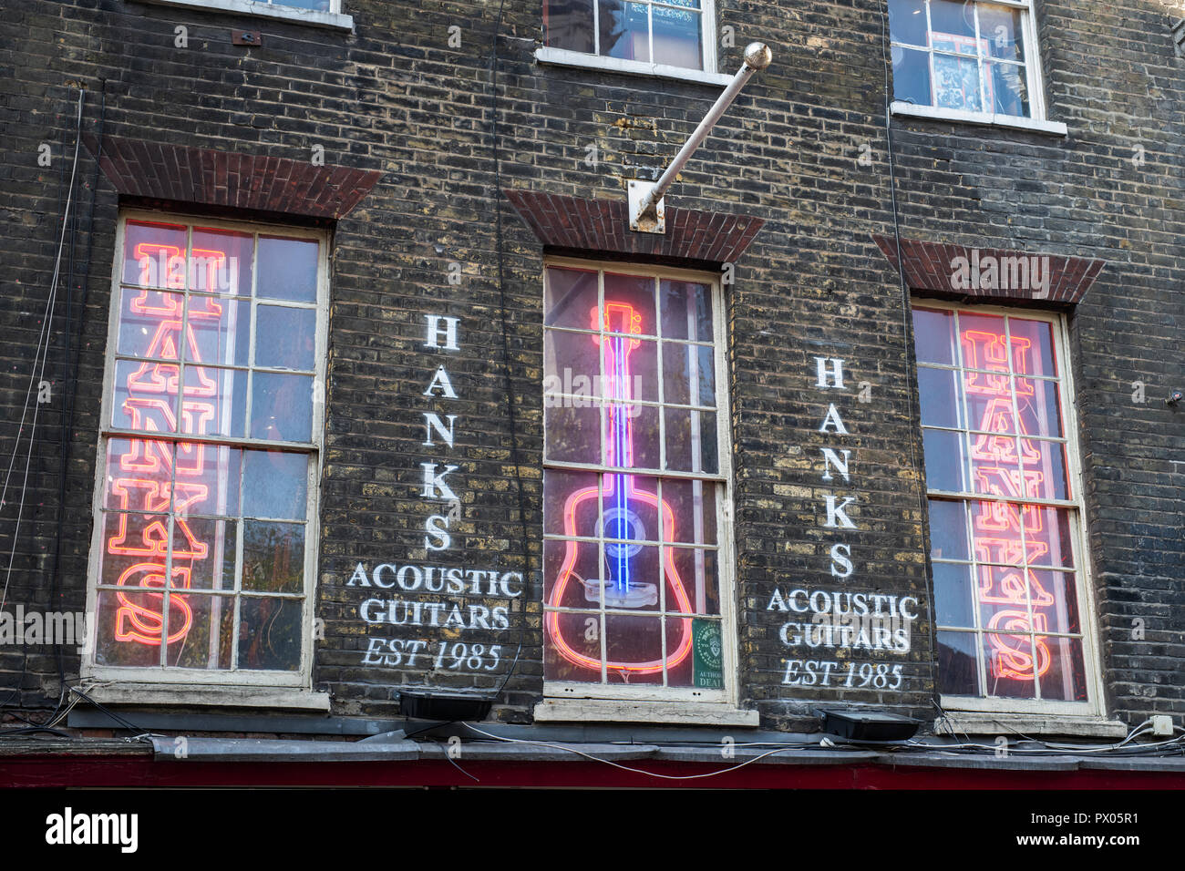 Hanks chitarre acustiche. Shop esterno, Tin Pan Alley / Denmark Street a Londra, Inghilterra Foto Stock