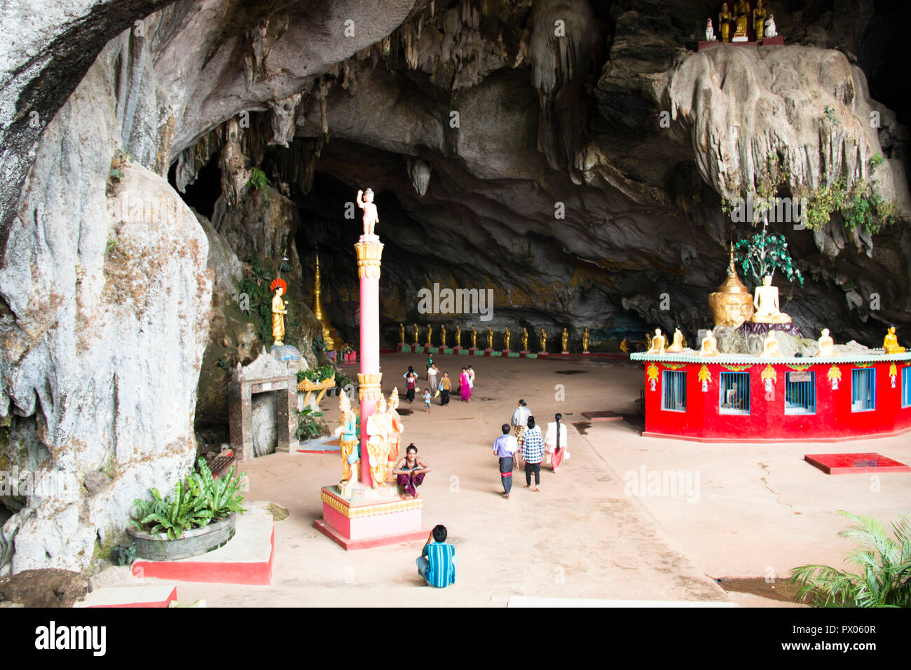 Di Hpa-an, MYANMAR - Marzo 2018: l'ingresso della grotta Sadan vicino Hpa-An in Myanmar Foto Stock