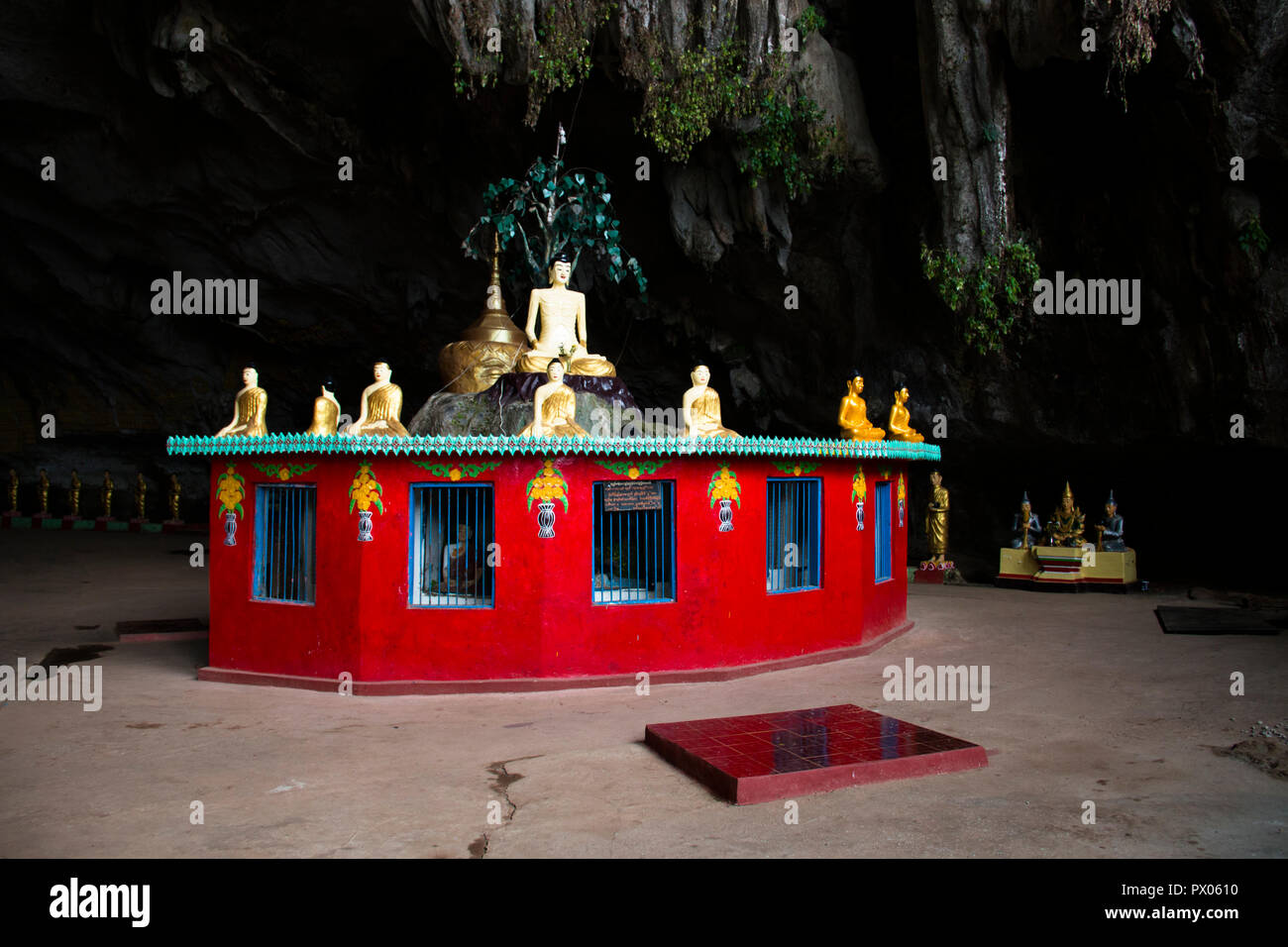 Statue religiose nella grotta Sadan vicino Hpa-An in Myanmar Foto Stock