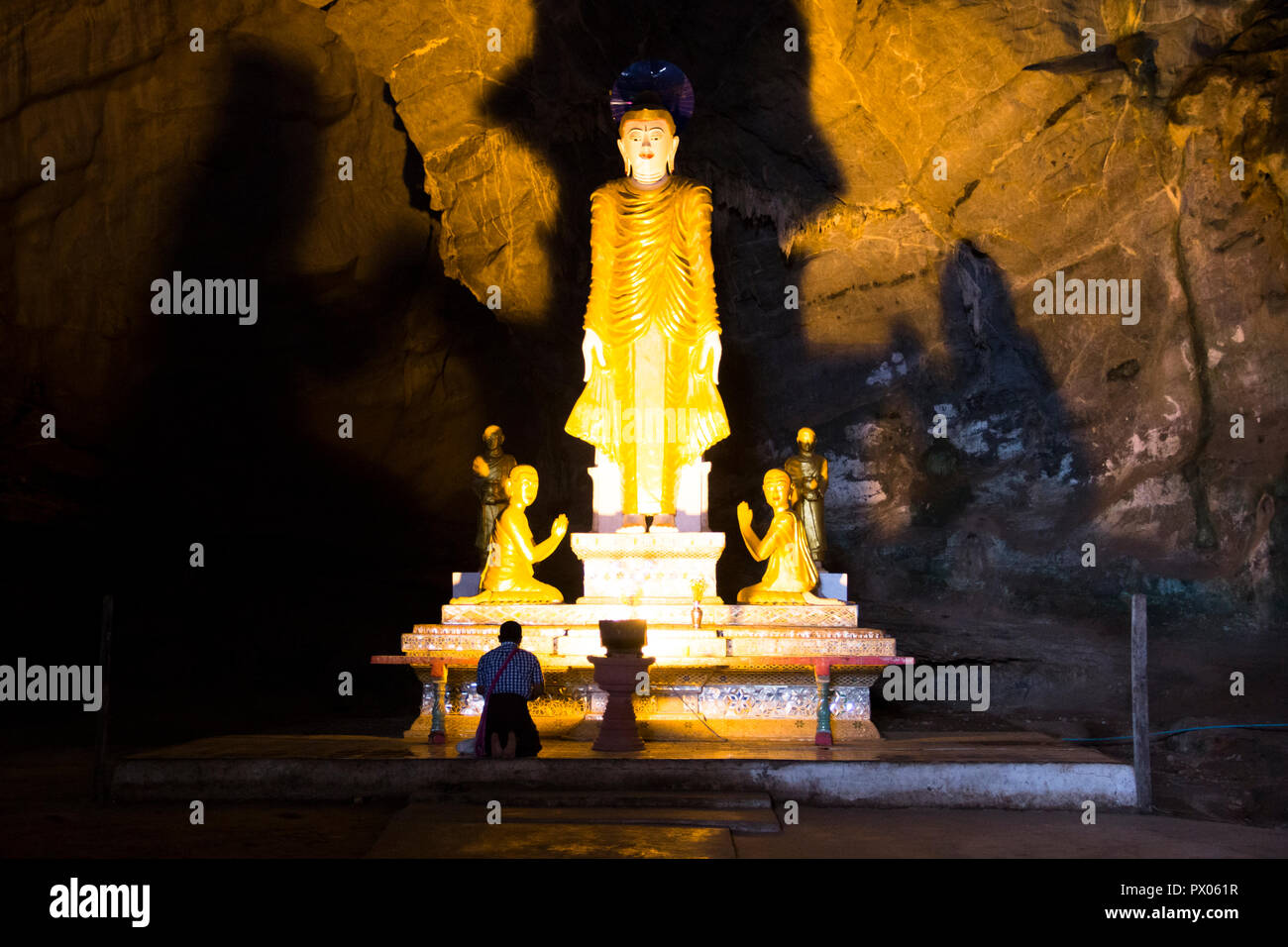 Statue religiose nella grotta Sadan vicino Hpa-An in Myanmar Foto Stock