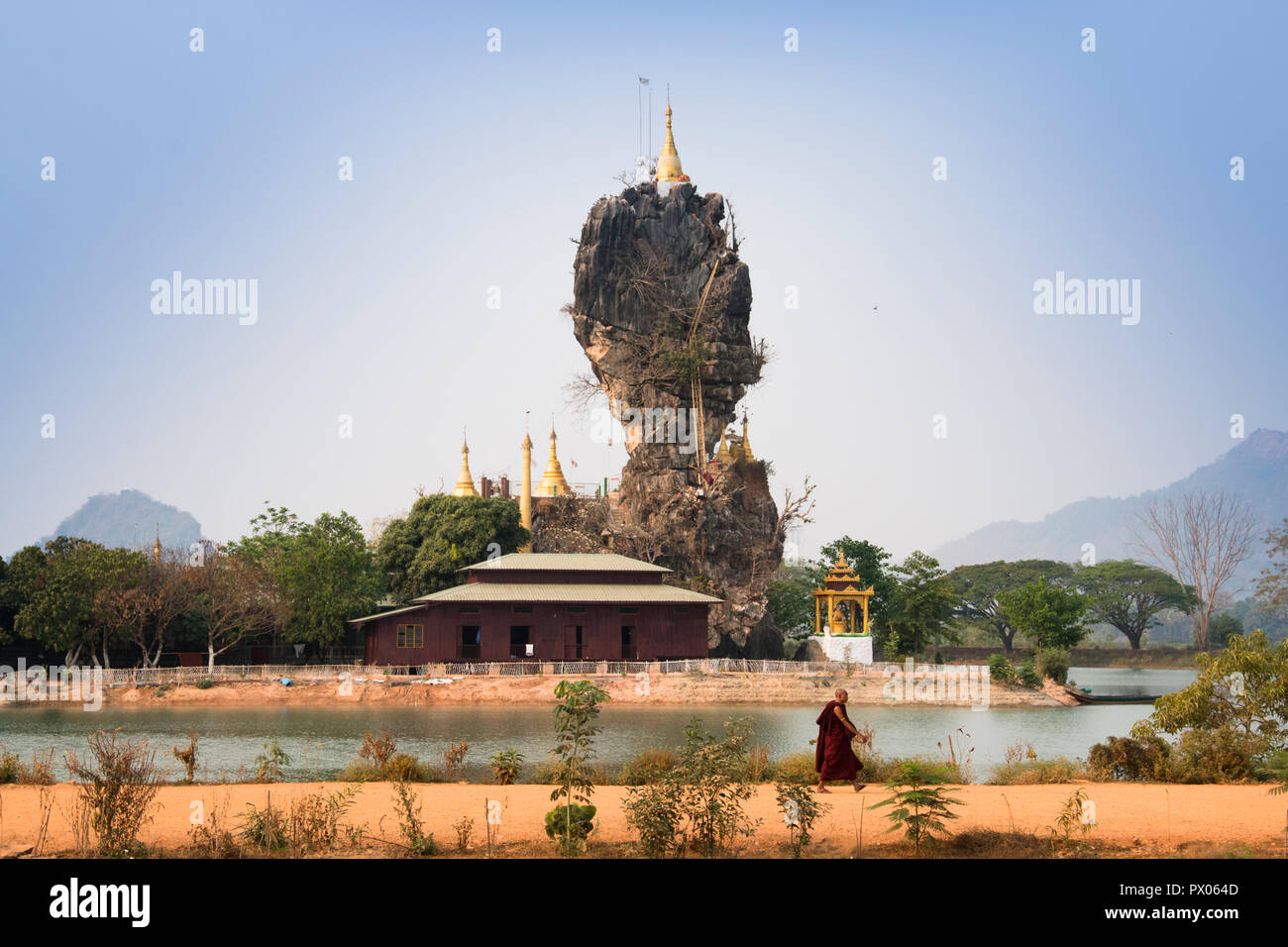 Di Hpa-an, MYANMAR - Marzo 2018: La Pagoda Kyauk-Kalat con è magnifico rock formazione e tempio vicino Hpa-An in Myanmar Foto Stock