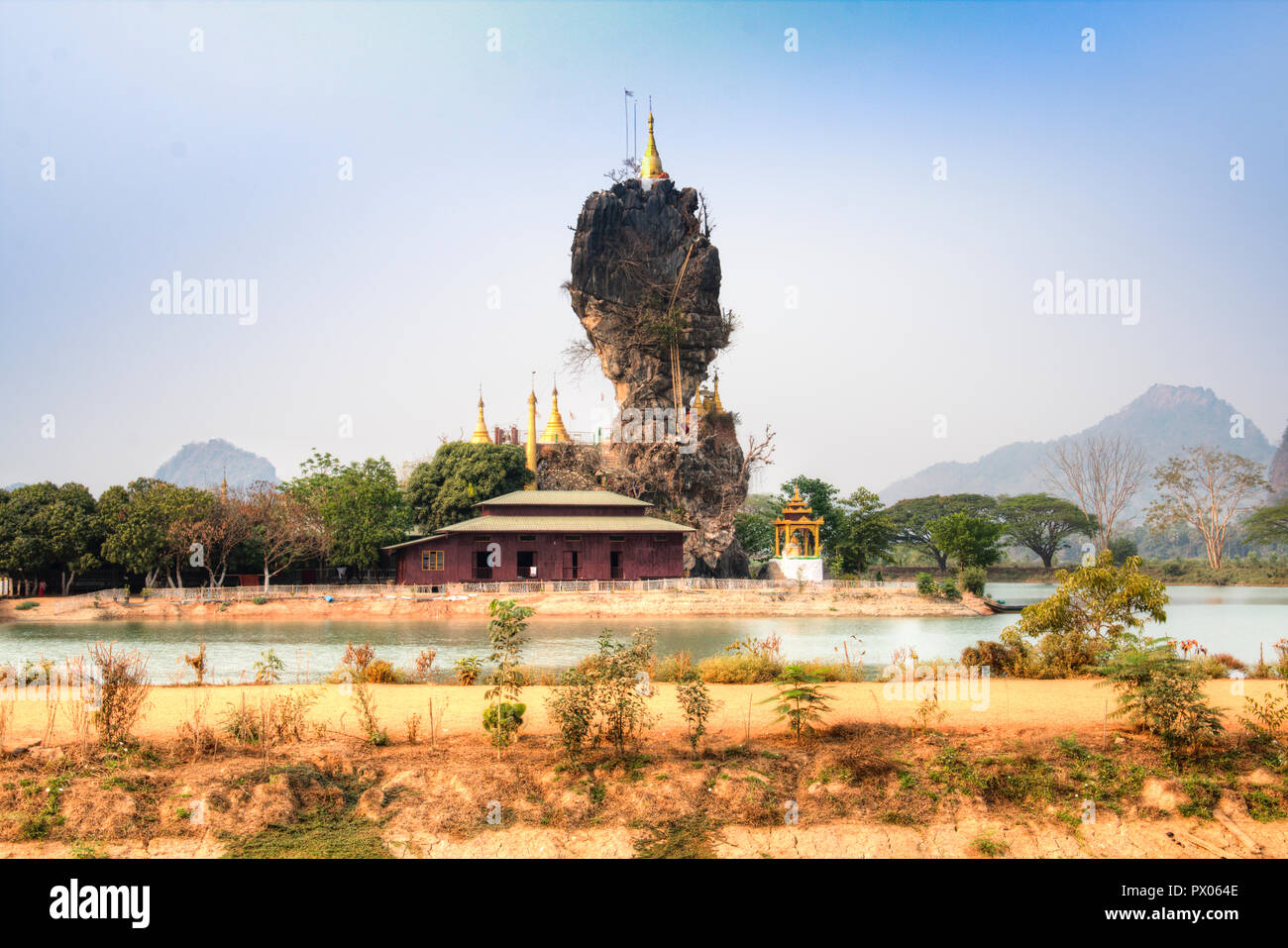 Il Pagoda Kyauk-Kalat con è magnifico rock formazione e tempio vicino Hpa-An in Myanmar Foto Stock