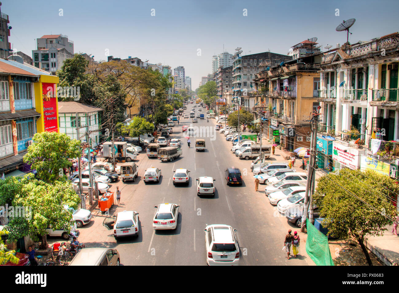 YANGON, MYANMAR - Marzo 2018: vista su una strada trafficata di Yangon, la capitale del Myanmar Foto Stock