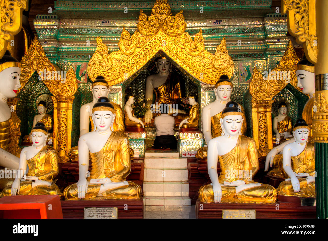 Il suggestivo golden Shwedagon pagoda è uno dei più famosi templi di Yangon, la capitale del Myanmar Foto Stock