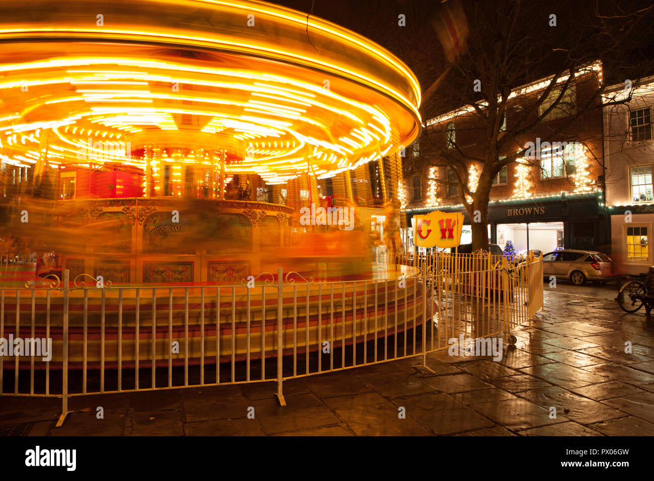 Tempo di notte foto di una fiera rotonda / giostra in San Sampson Square, York a Natale Foto Stock