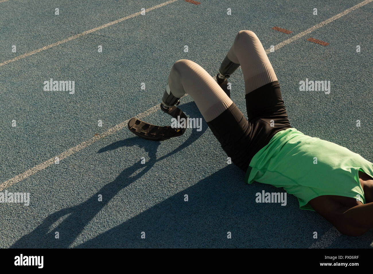 Atletica disabili relax su una via di corsa Foto Stock