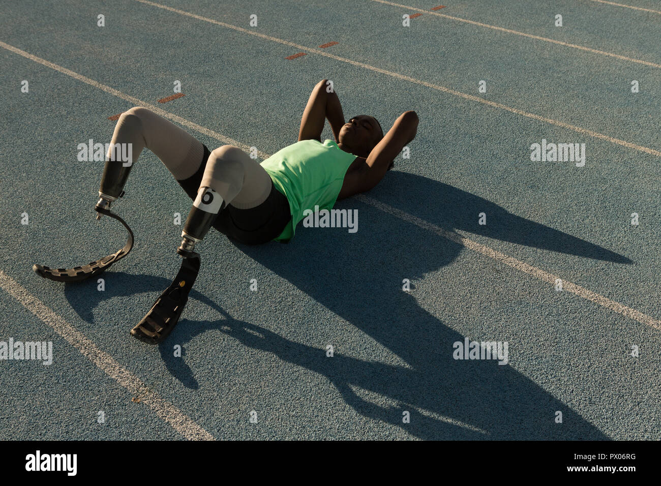 Atletica disabili relax su una via di corsa Foto Stock