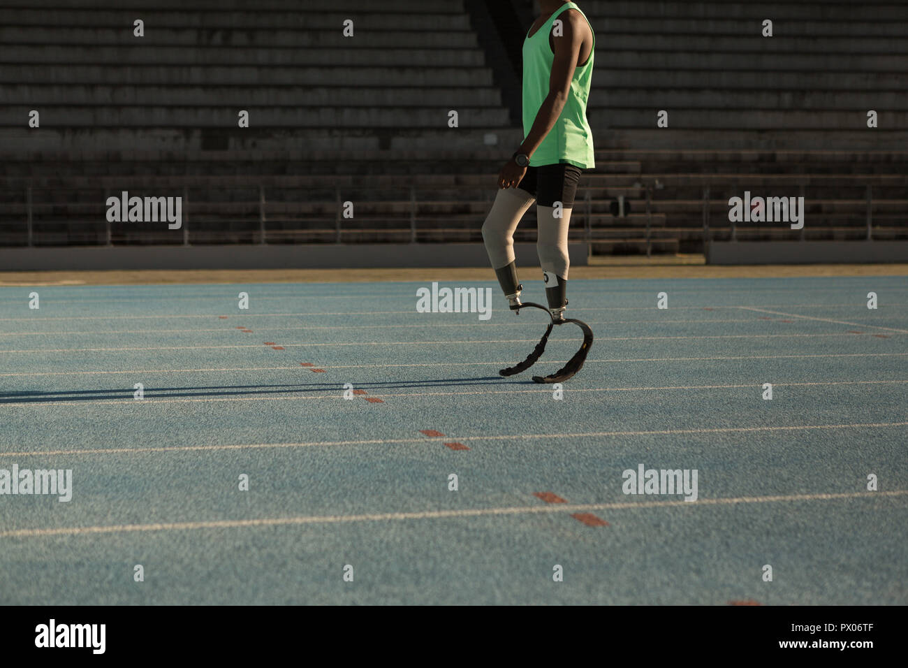Atletica disabili in piedi su una via di corsa Foto Stock