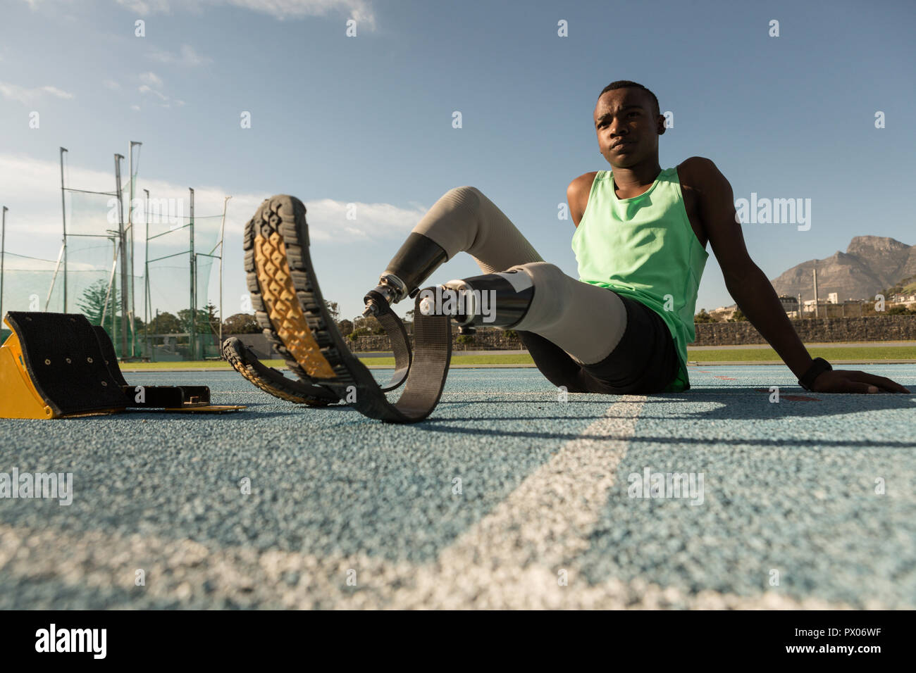 Atletica disabili relax su una via di corsa Foto Stock