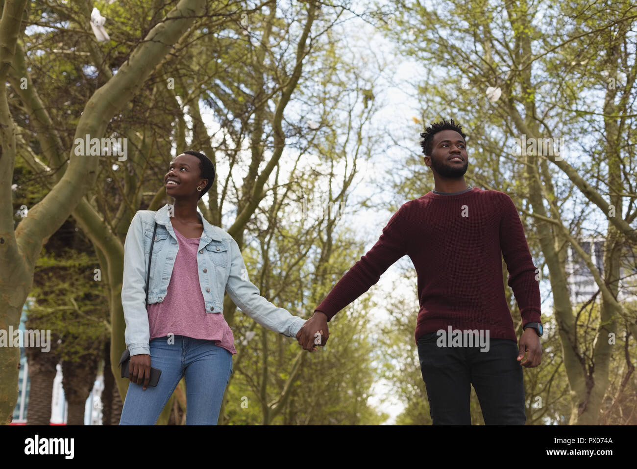 Giovane Azienda mano sul marciapiede in città Foto Stock