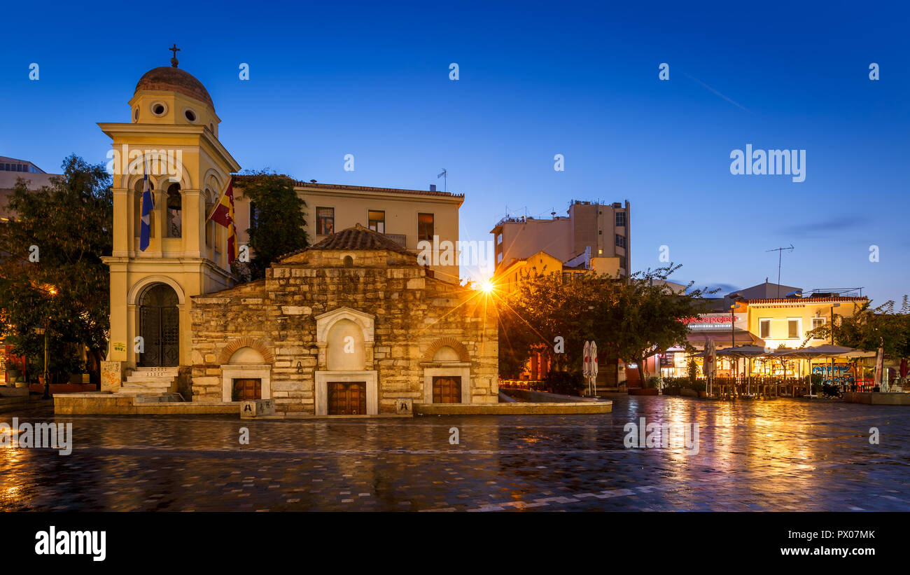 Athens, Grecia - 16 Ottobre 2018: la piccola chiesa in Piazza Monastiraki nella città vecchia di Atene, Grecia. Foto Stock