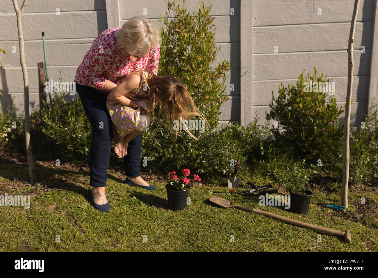 La nonna e la figlia a giocare in giardino Foto Stock