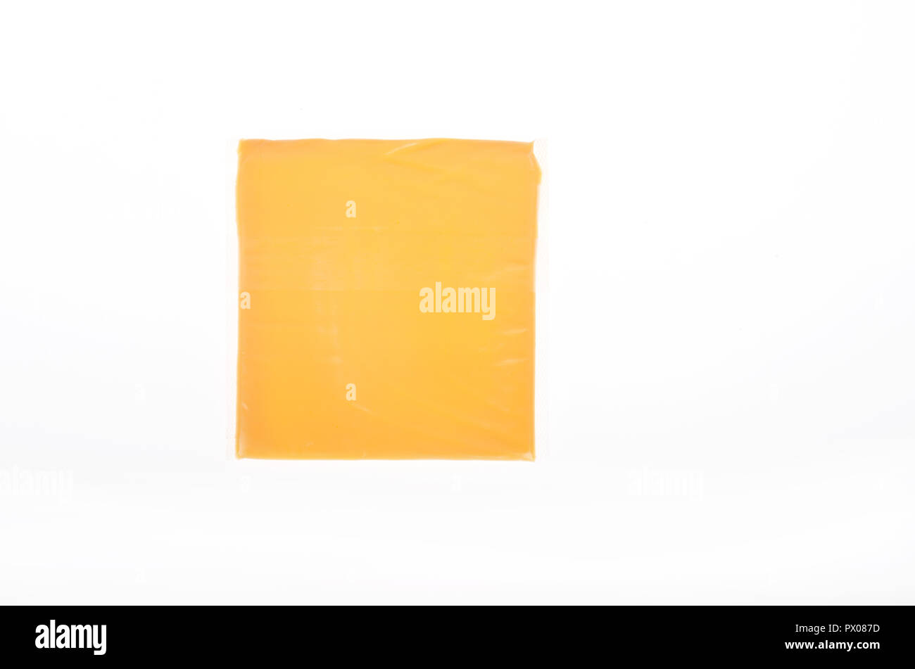 Una singola fetta di giallo elaborato il formaggio americano lavorato su bianco Foto Stock