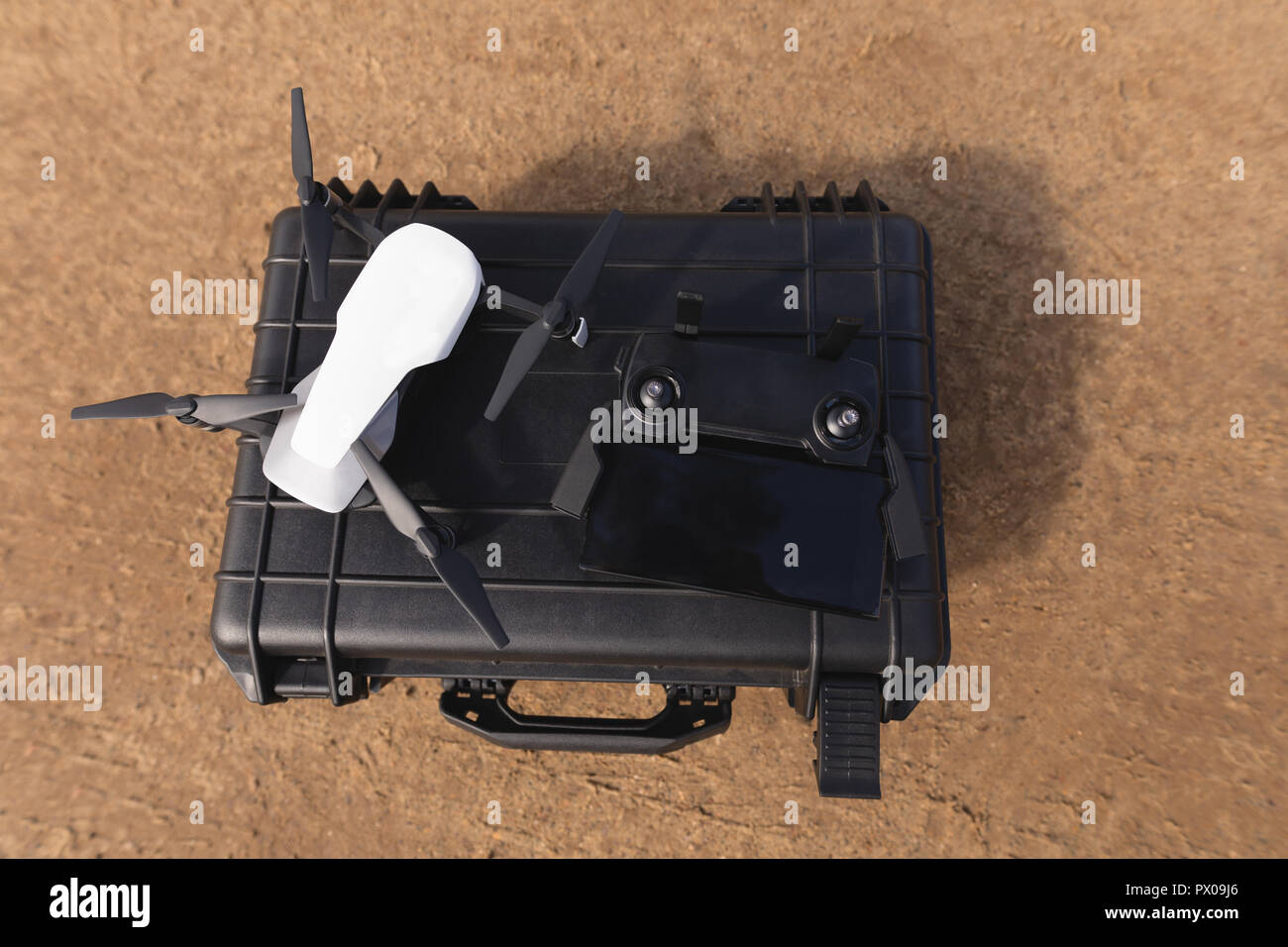 Drone mantenuta sulla custodia di protezione Foto Stock