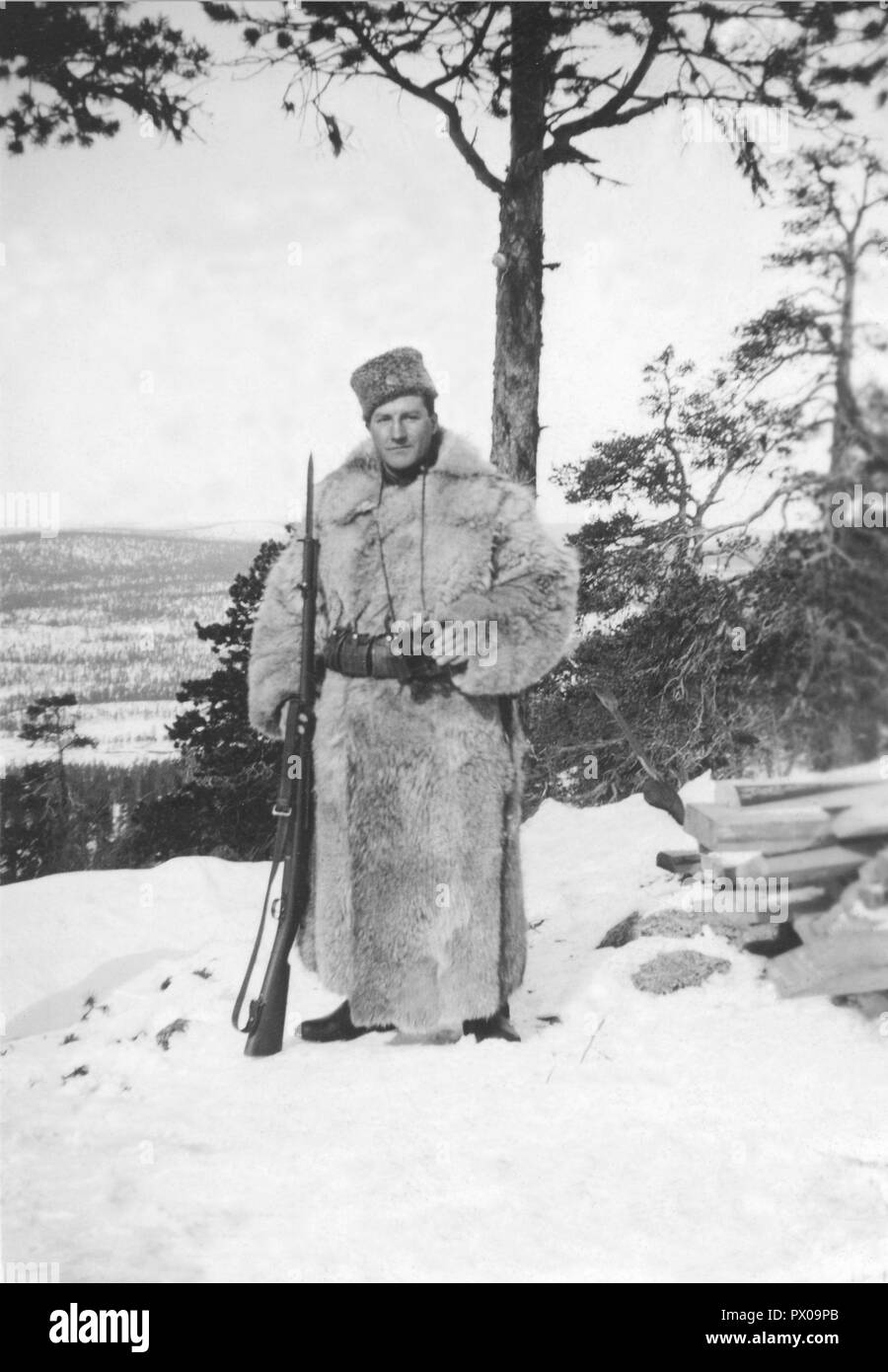Esercito Svedese durante il WW2. Un soldato è in piedi di guardia in un freddo giorno di inverni nel Norrbotten Svezia nel 1940s. Foto Stock