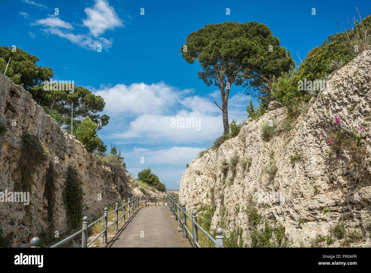 Passeggiata panoramica nella città di Cagliari, Sardegna, Italia. La passeggiata, che abbraccia le mura occidentali del quartiere storico di 'Castello' Foto Stock