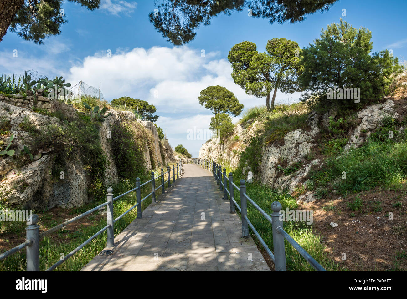 New Scenic 5 posti a piedi nella città di Cagliari, Sardegna, Italia. La passeggiata che andare a le pareti ovest del quartiere storico di 'Castello' , è una delle m Foto Stock