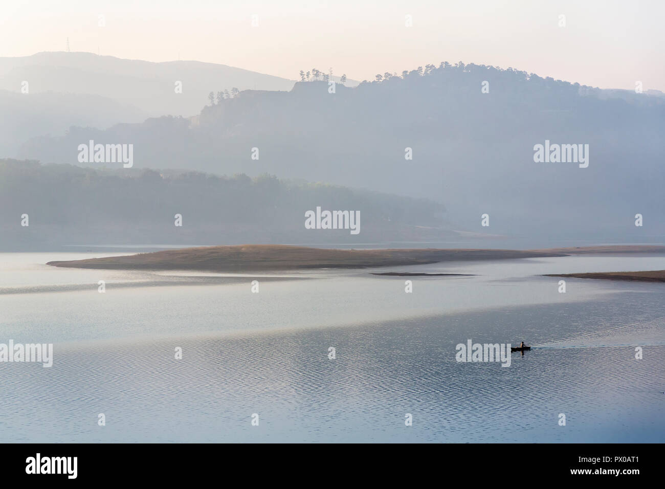 Fisherman barca a remi sulla bara Pani Lago, Siloe, Meghalaya, India Foto Stock