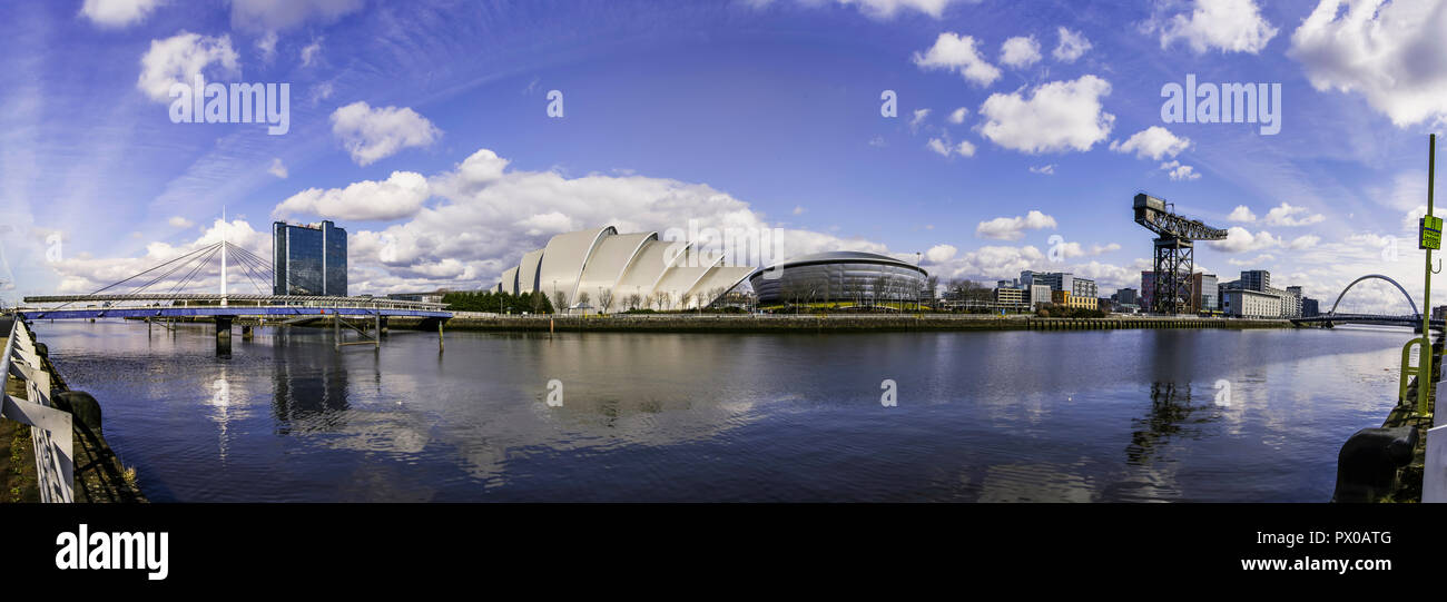 Lo skyline di Glasgow lungo il fiume Clyde. Incluso SSE idro, Armadillo, Finnieston gru. !° Aprile 2018 Foto Stock