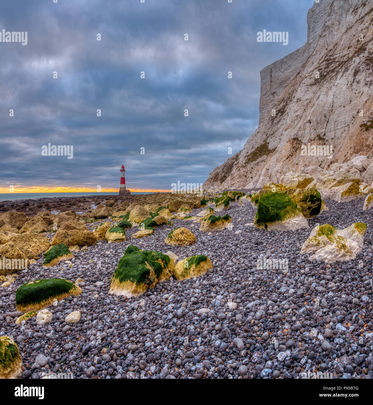 Beachy Head Light dalla spiaggia su una sera d'autunno tramonto con elaborazione HDR, East Sussex, Regno Unito Foto Stock