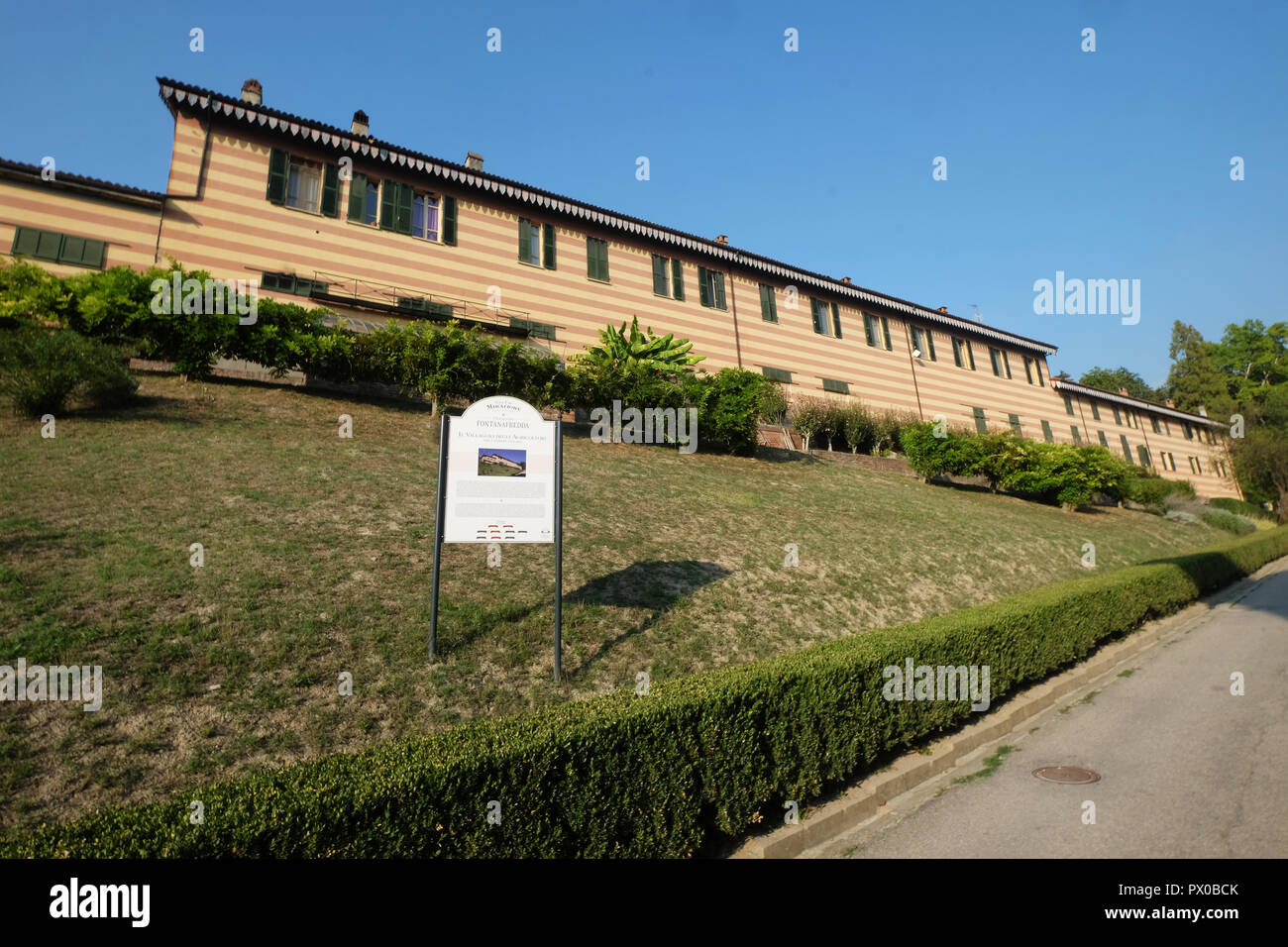 Il villaggio farmery,Fontanafredda Serralunga d'Alba, Langhe, Piemonte, Italia Foto Stock