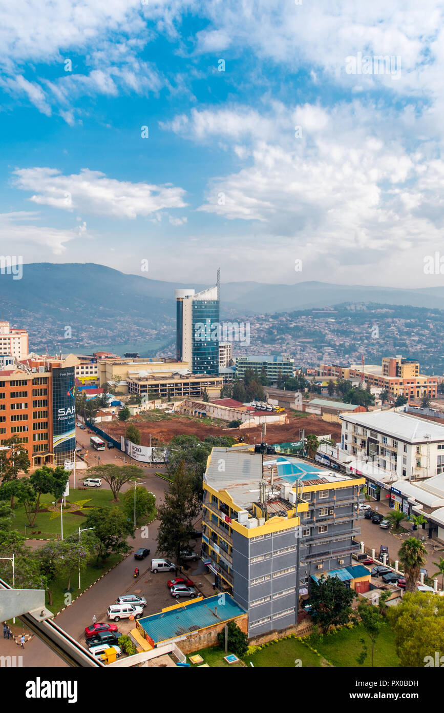 A Kigali, Ruanda - 21 Settembre 2018: una vista guardando verso il centro della città con Kigali City Tower contro lo sfondo di lontane colline, sotto un blu Foto Stock
