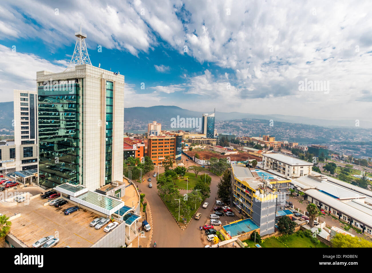 A Kigali, Ruanda - 21 Settembre 2018: una ampia vista guardando verso il centro della città con pensione Plaza che si profila per il colore di primo piano e di Kigali City Tower in Foto Stock