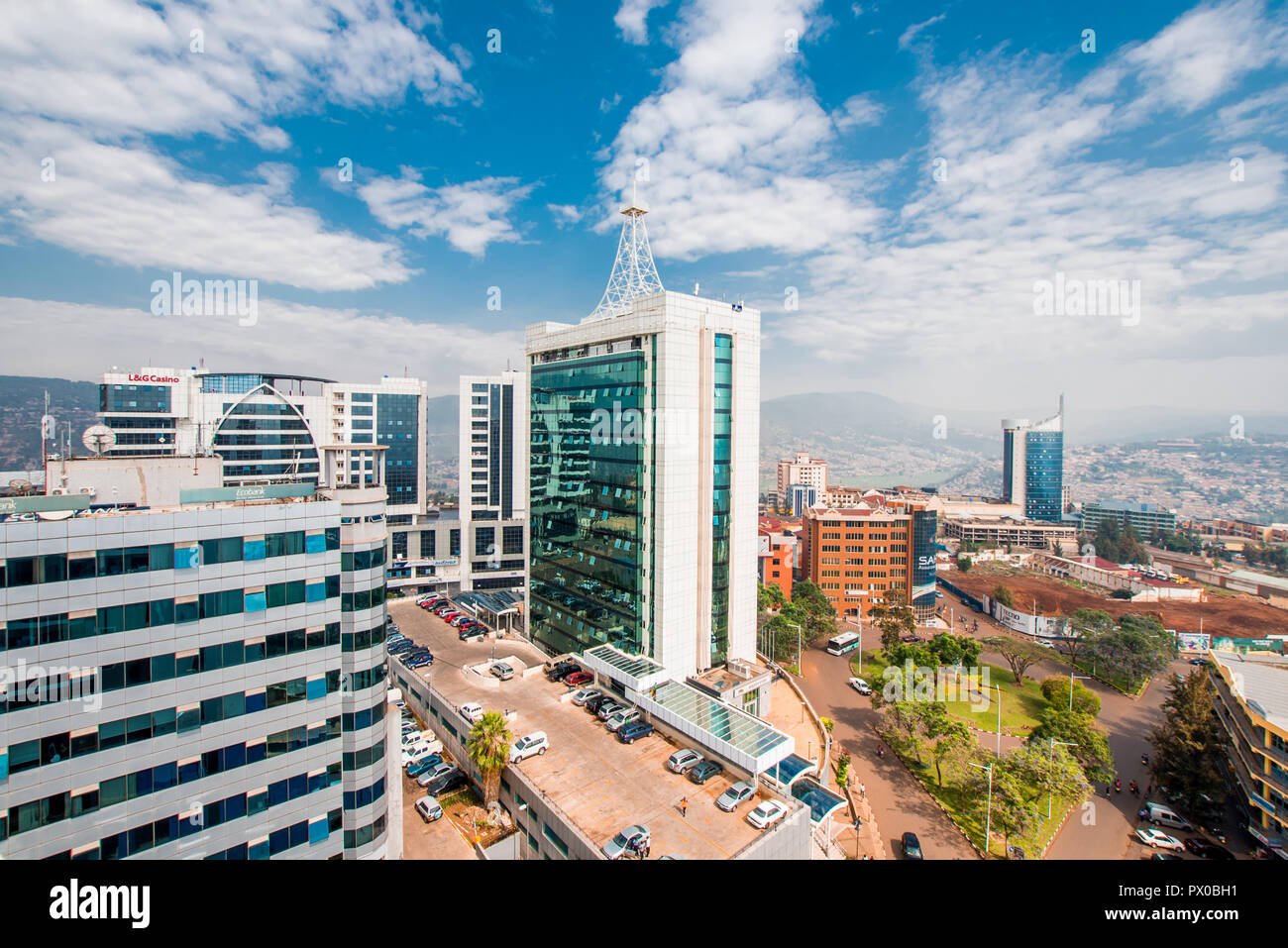A Kigali, Ruanda - 21 Settembre 2018: una ampia vista guardando verso il centro della città con Ecobank e pensione Plaza che si profila per il colore di primo piano e di Kigali C Foto Stock