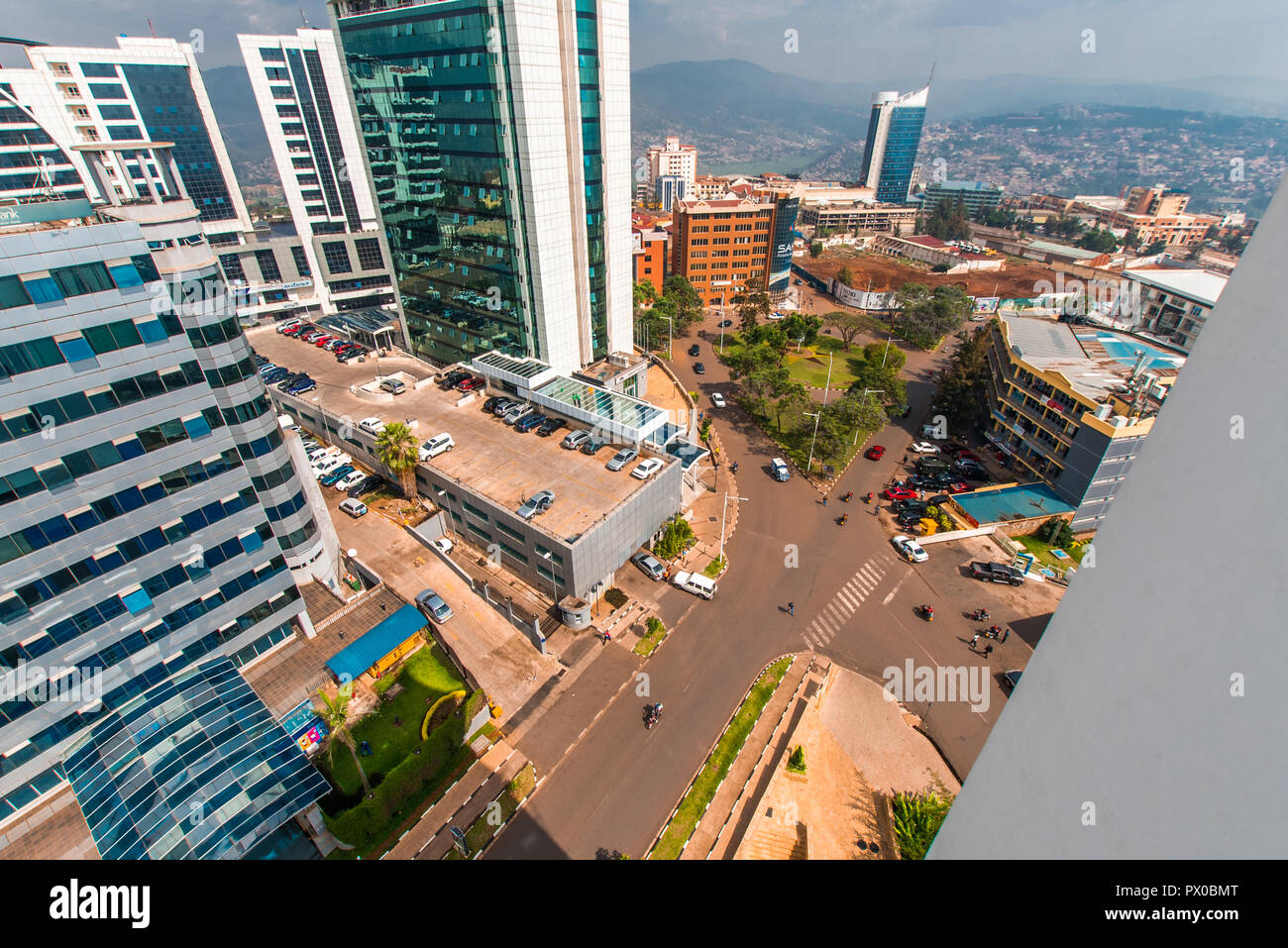 A Kigali, Ruanda - 21 Settembre 2018: una ampia vista guardando verso il basso sul centro della città strade con Ecobank e pensione Plaza che si profila per il colore di primo piano e di Ki Foto Stock
