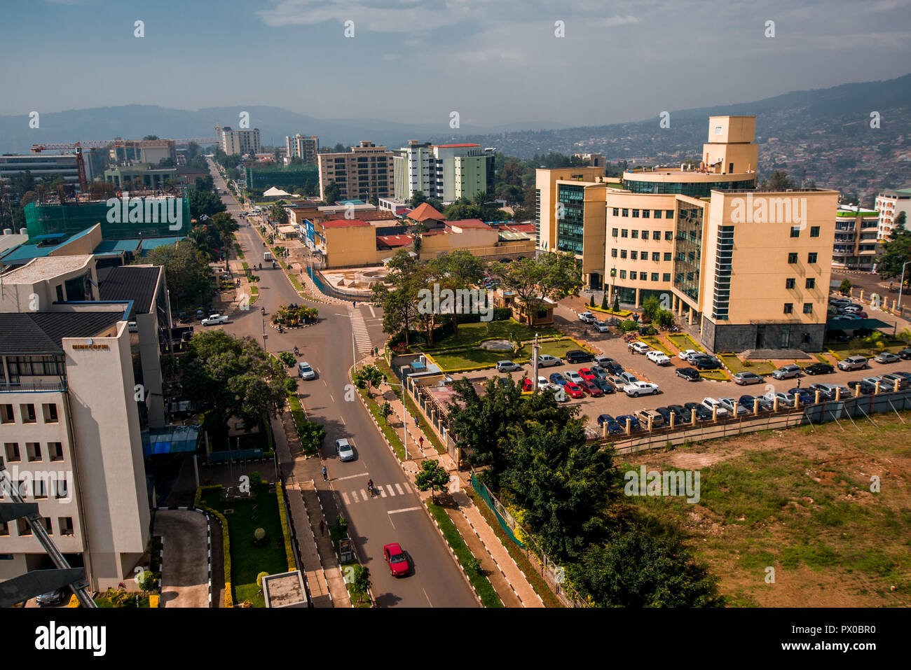 A Kigali, Ruanda - 21 Settembre 2018: pulita e ben mantenuta di strade ed edifici tratto fuori dal centro della città verso un vago sfondo di blue hills Foto Stock