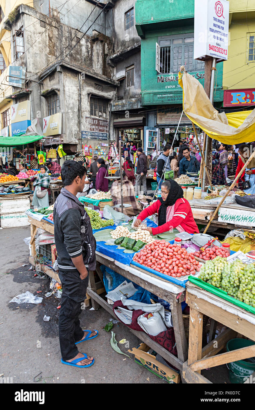 Le bancarelle del mercato in street, Shillong, Meghalaya, India Foto Stock
