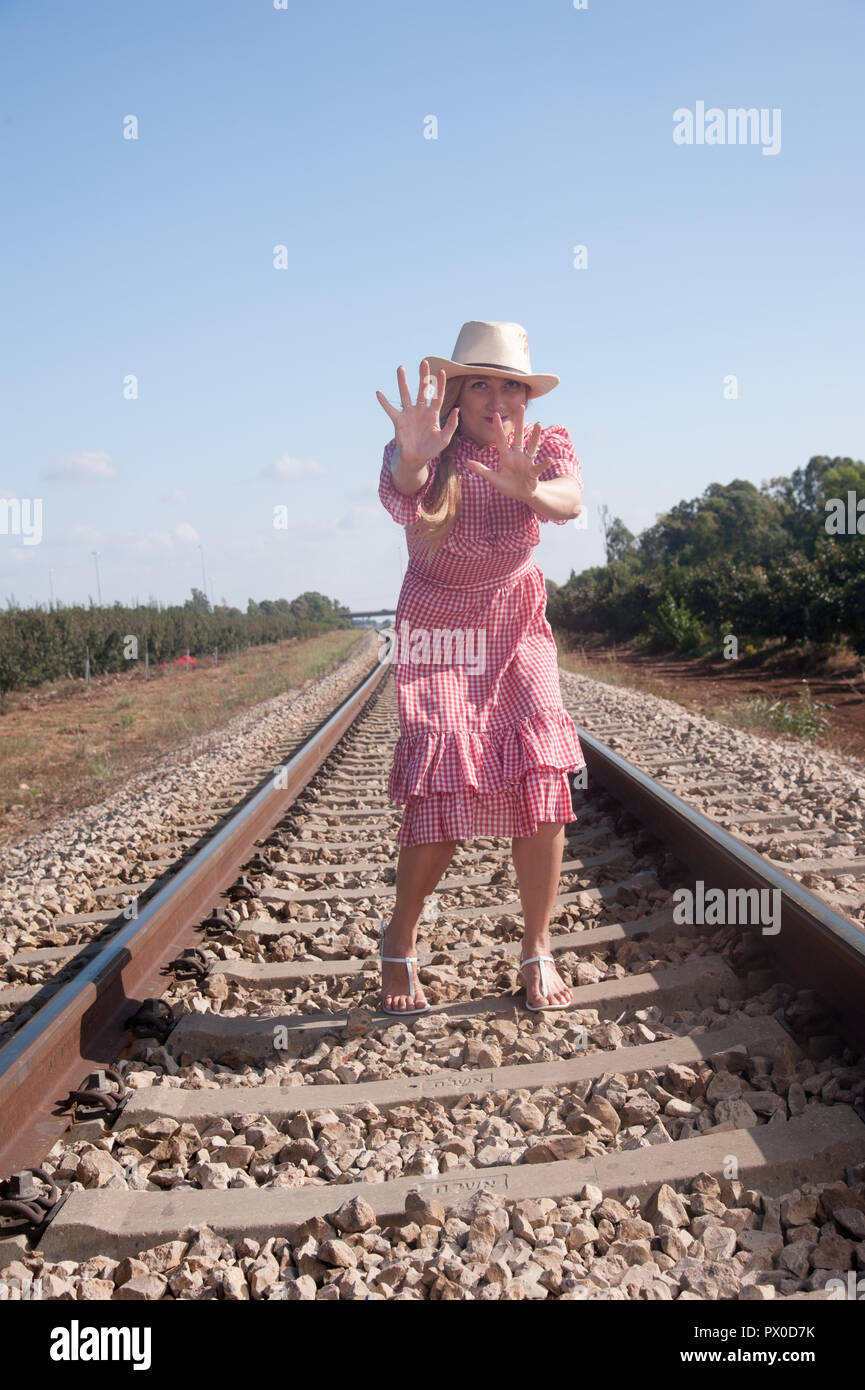 Un incredibile donna bionda chiedere autostop da loco, locomotore Foto Stock