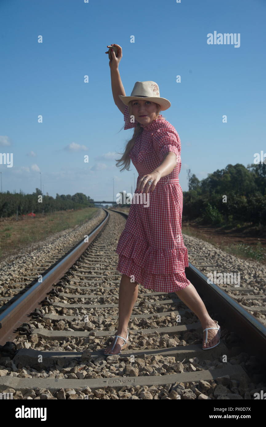 Un incredibile donna bionda chiedere autostop da loco, locomotore Foto Stock