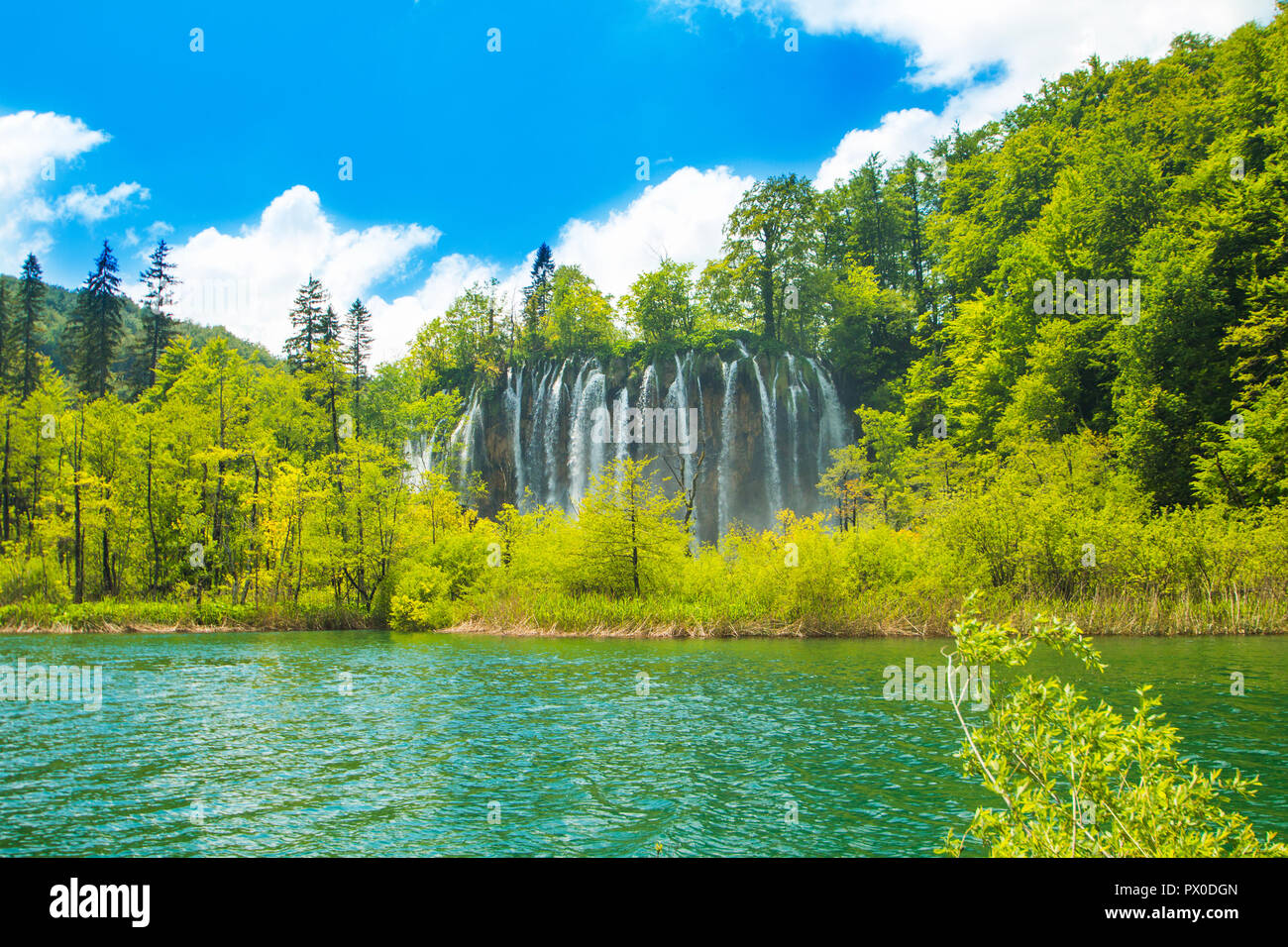 Laghi di Plitvice, Croazia, famoso mondo patrimonio turistico vista, cascata e il verde della natura Foto Stock
