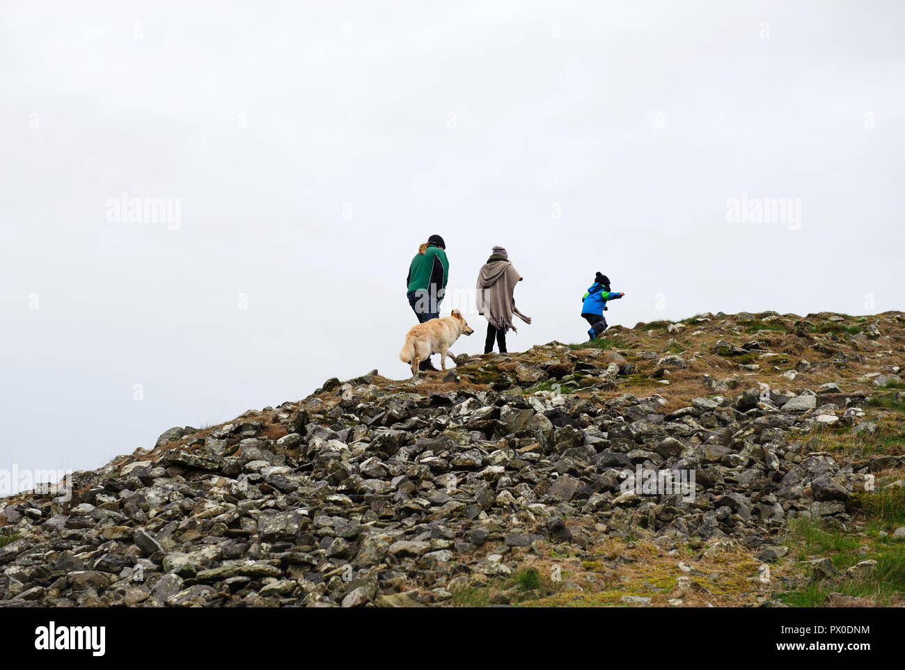 La gente che camminava sul Loughcrew tomba megalitica Foto Stock