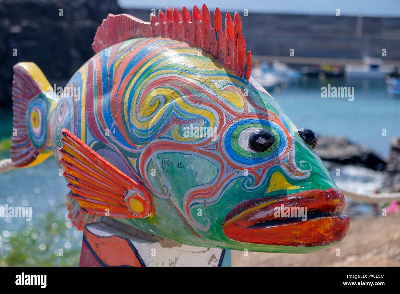 Dipinto di scultura di pesce a El Cotillo porto. Foto Stock