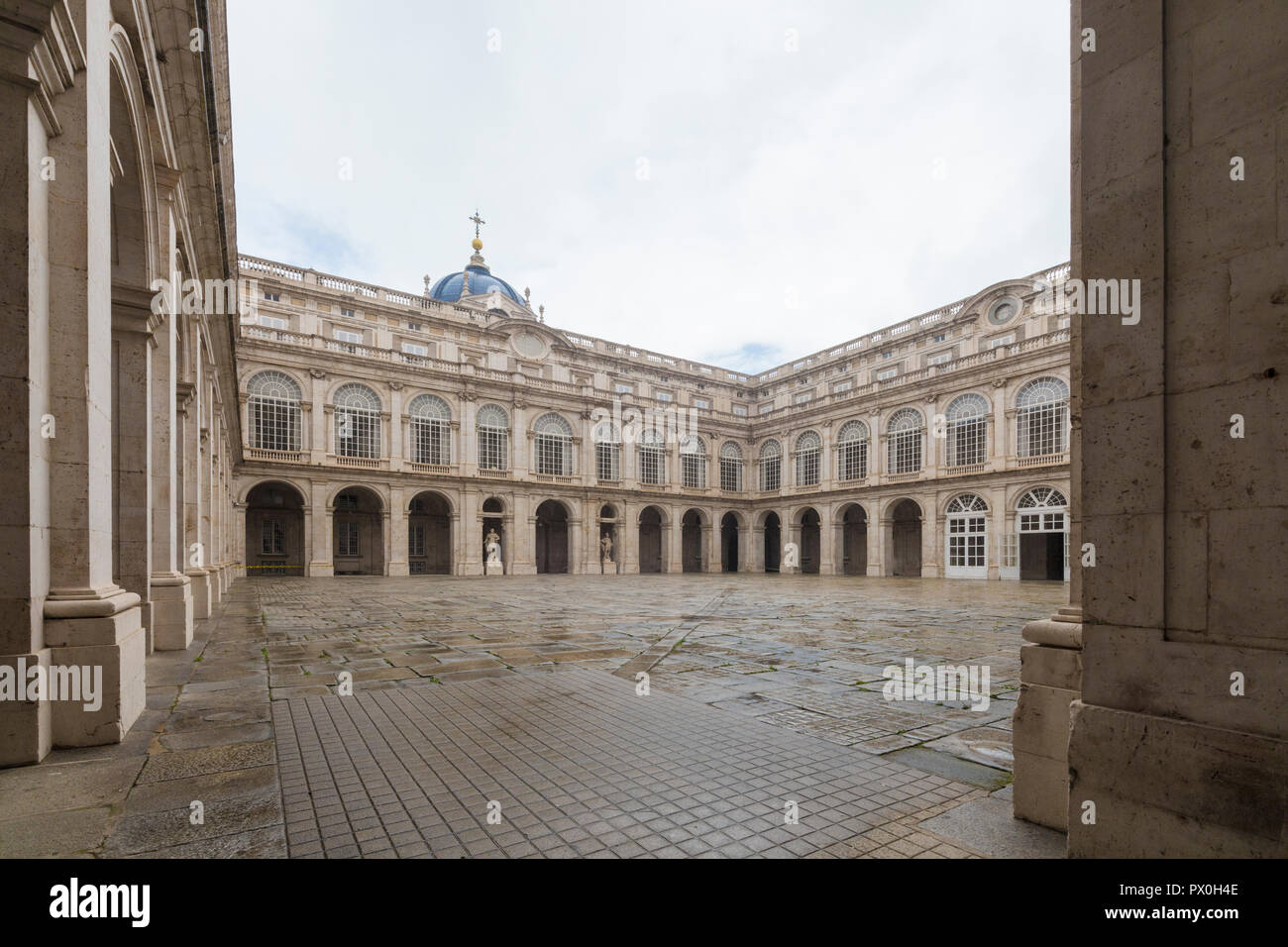 Arcate e cortile di Palazzo Reale, (Palacio Real de Madrid), Madrid, Spagna Foto Stock