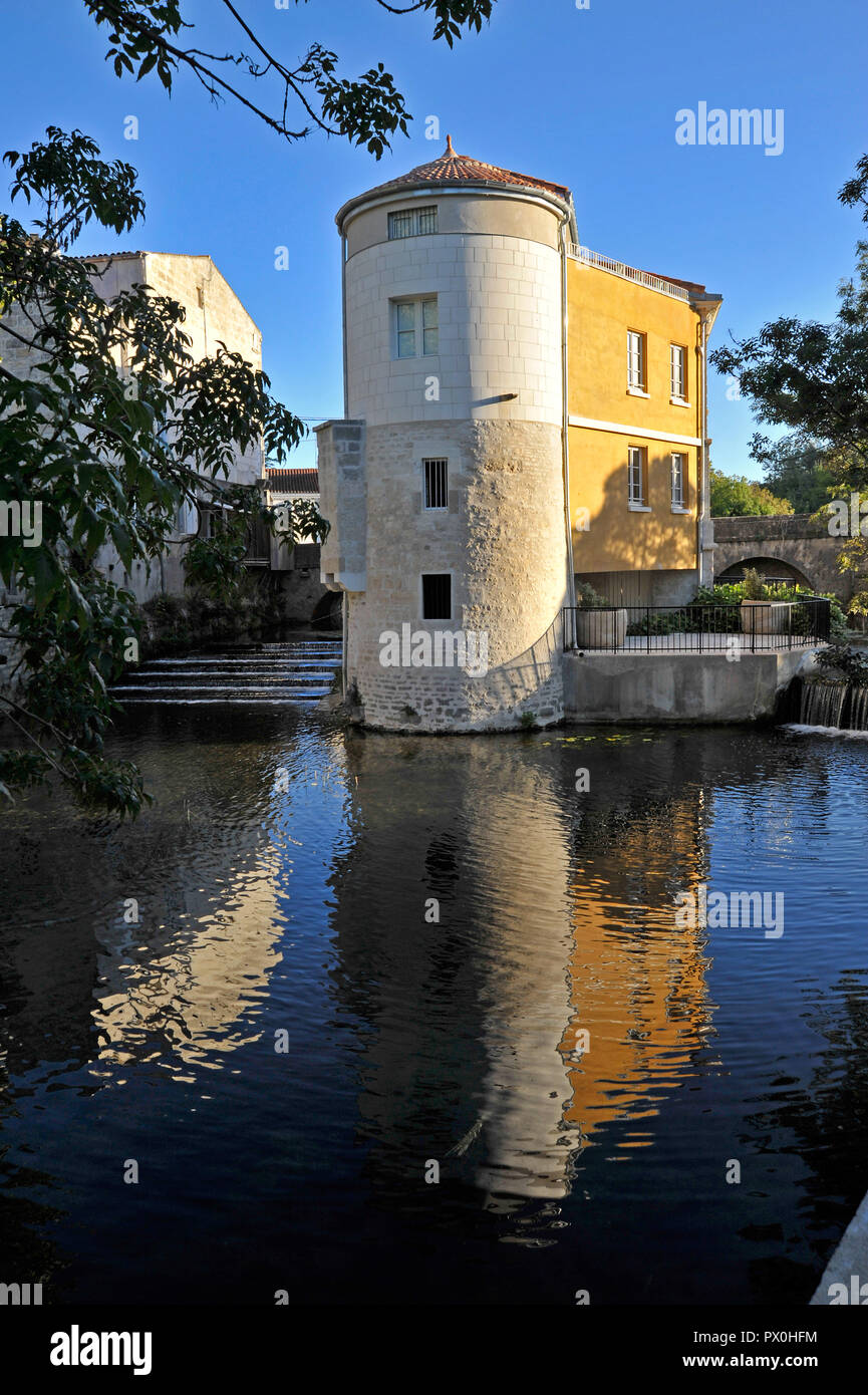 Waterside storico edificio in Niort Deux-sevres Francia Foto Stock