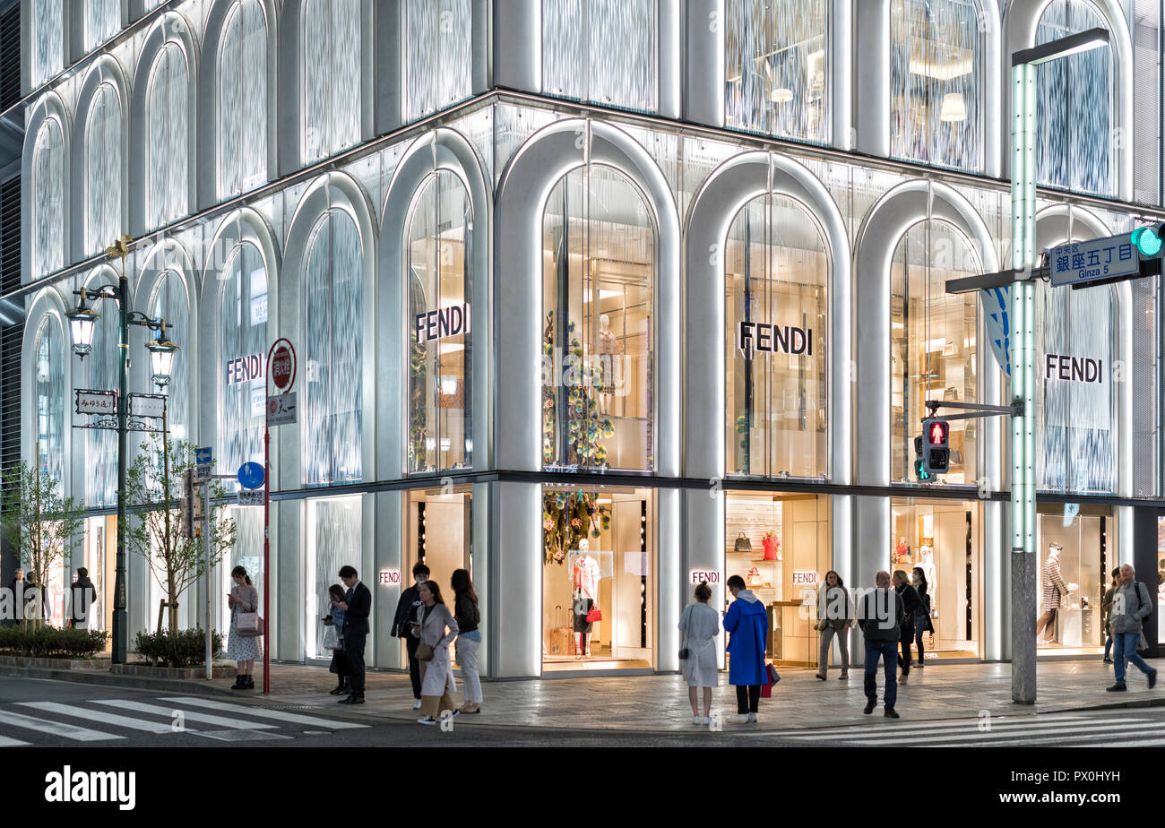 La Fendi store - parte di Ginza sei shopping mall a Tokyo in Giappone wit Fendi iconici arch facciata di vetro, street e persone in scena. Foto Stock