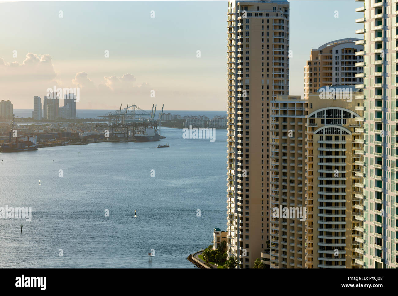Un elevato livello, giorno colpo di taglio del governo di Miami, Florida, Stati Uniti d'America, con 1 2 3 Punto Tequesta condominio, ultimati nel 2001. Foto Stock