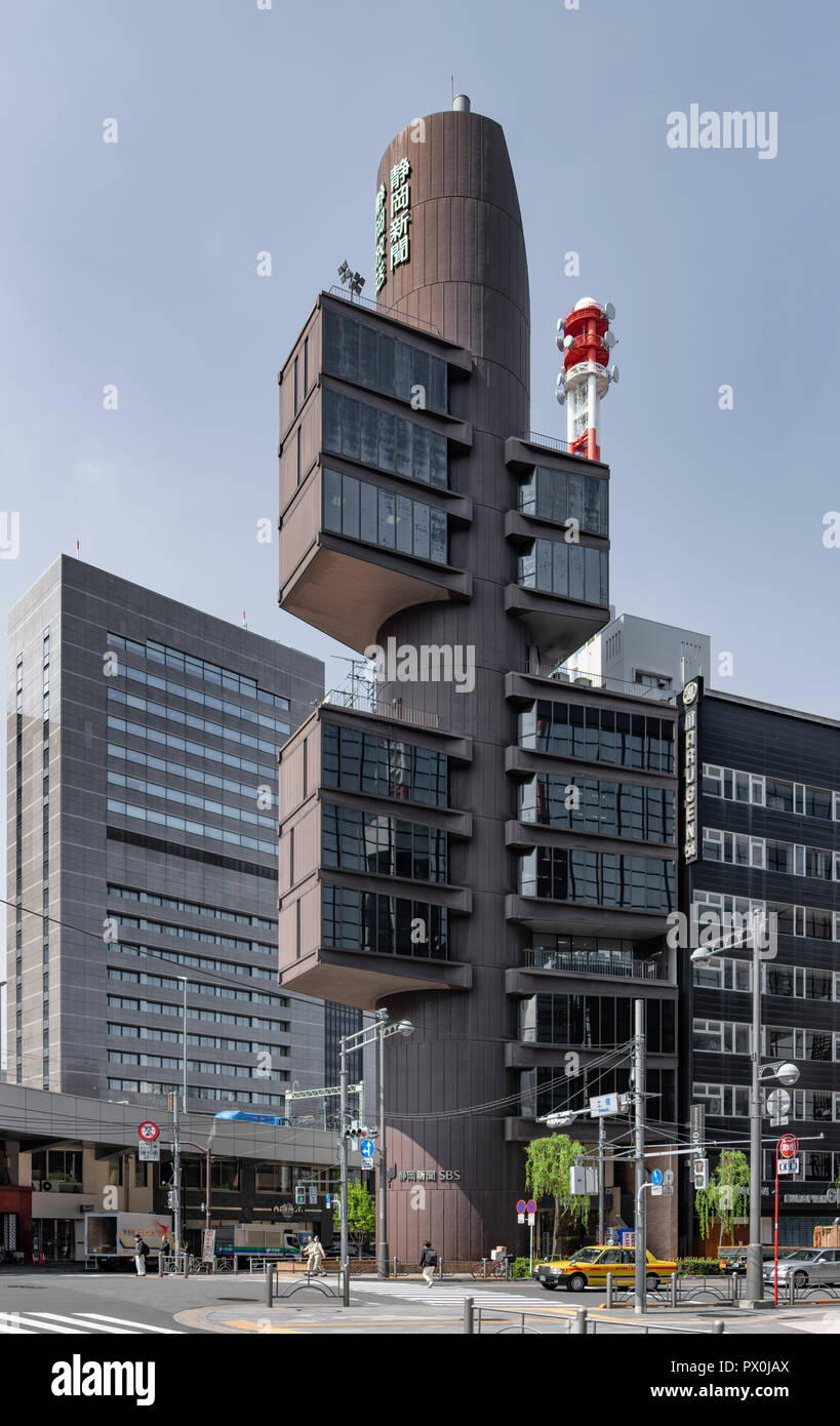 A livello della strada, la primavera colpo di Shizuoka premere e Broadcasting Centre, Tokyo, Giappone, che è stato completato nel 1967. Foto Stock