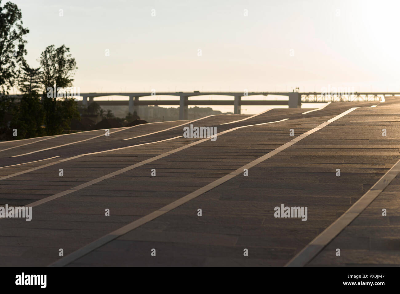 La MAAT - Museo di Arte, Architettura e Tecnologia, Lisbona, Portogallo. Vista dalla terrazza sul tetto del ponte Foto Stock