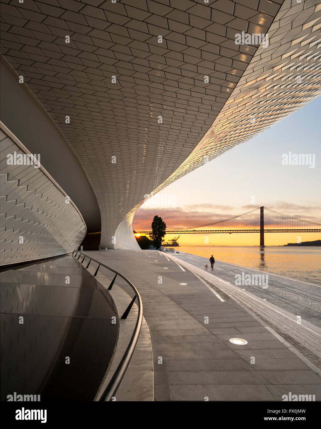 Vista esterna del MAAT - Museo di Arte, Architettura e Tecnologia, Lisbona, Portogallo. Vista lungo la terrazza sul fiume a suset. Foto Stock