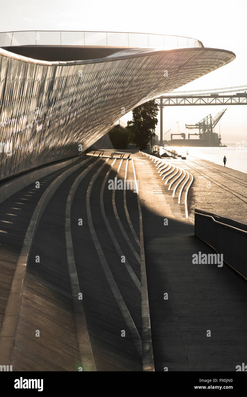 Vista esterna del MAAT - Museo di Arte, Architettura e Tecnologia, Lisbona, Portogallo. Vista lungo la terrazza sul fiume. Foto Stock