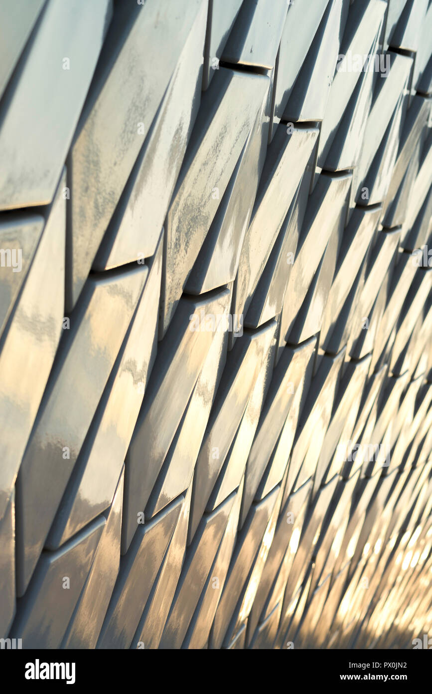 Vista esterna del MAAT - Museo di Arte, Architettura e Tecnologia, Lisbona, Portogallo. Close up dettaglio della facciata. Foto Stock