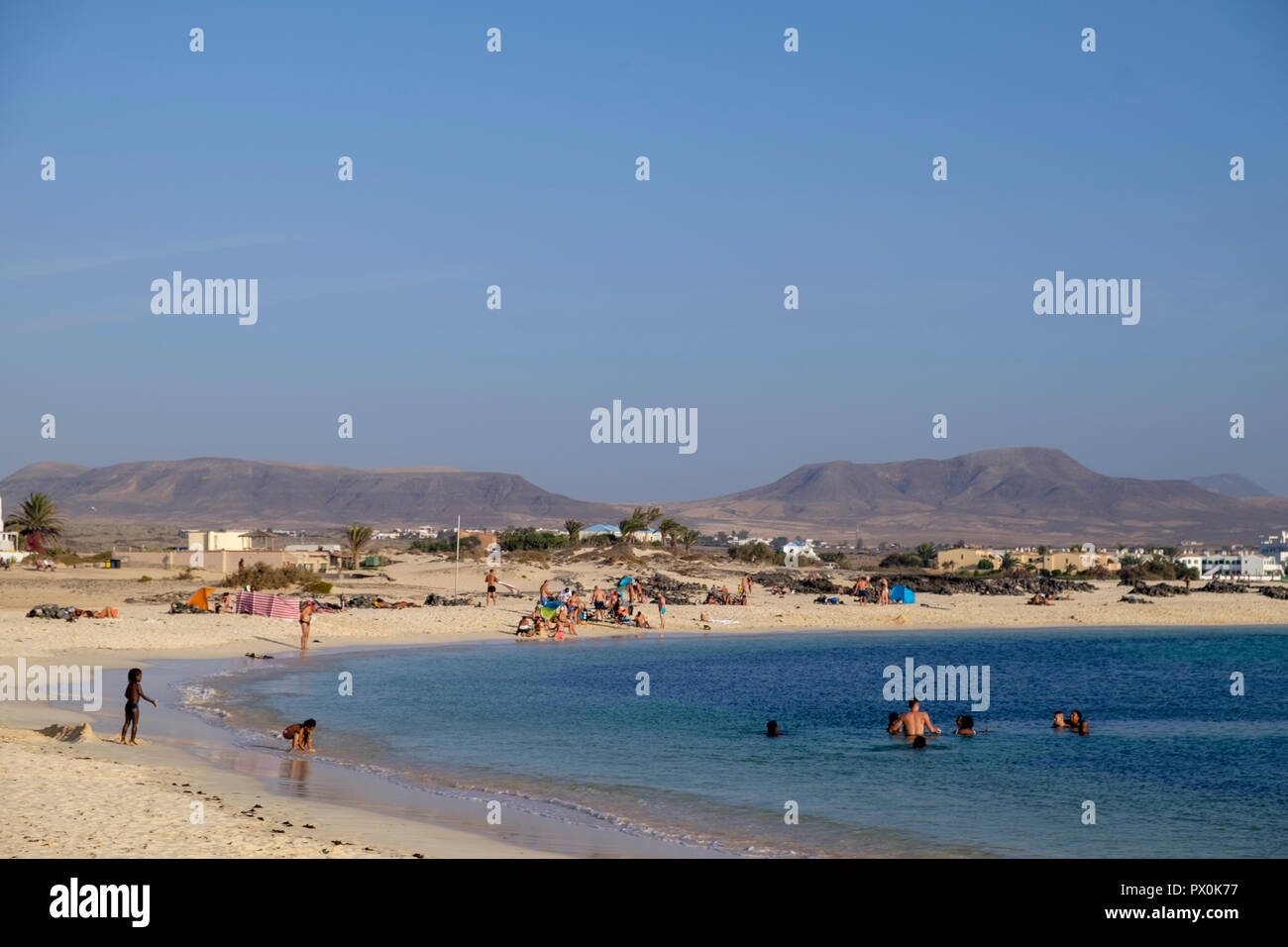 La laguna a Playa Chica vicino a El Cotillo, Fuerteventura. Foto Stock