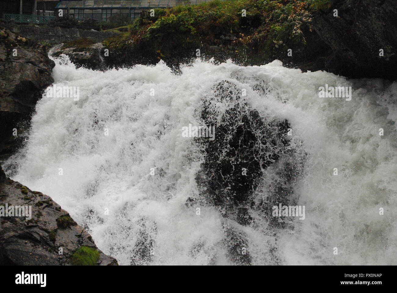 Geiranger cascata, l'acqua che cade sulla roccia. Foto Stock